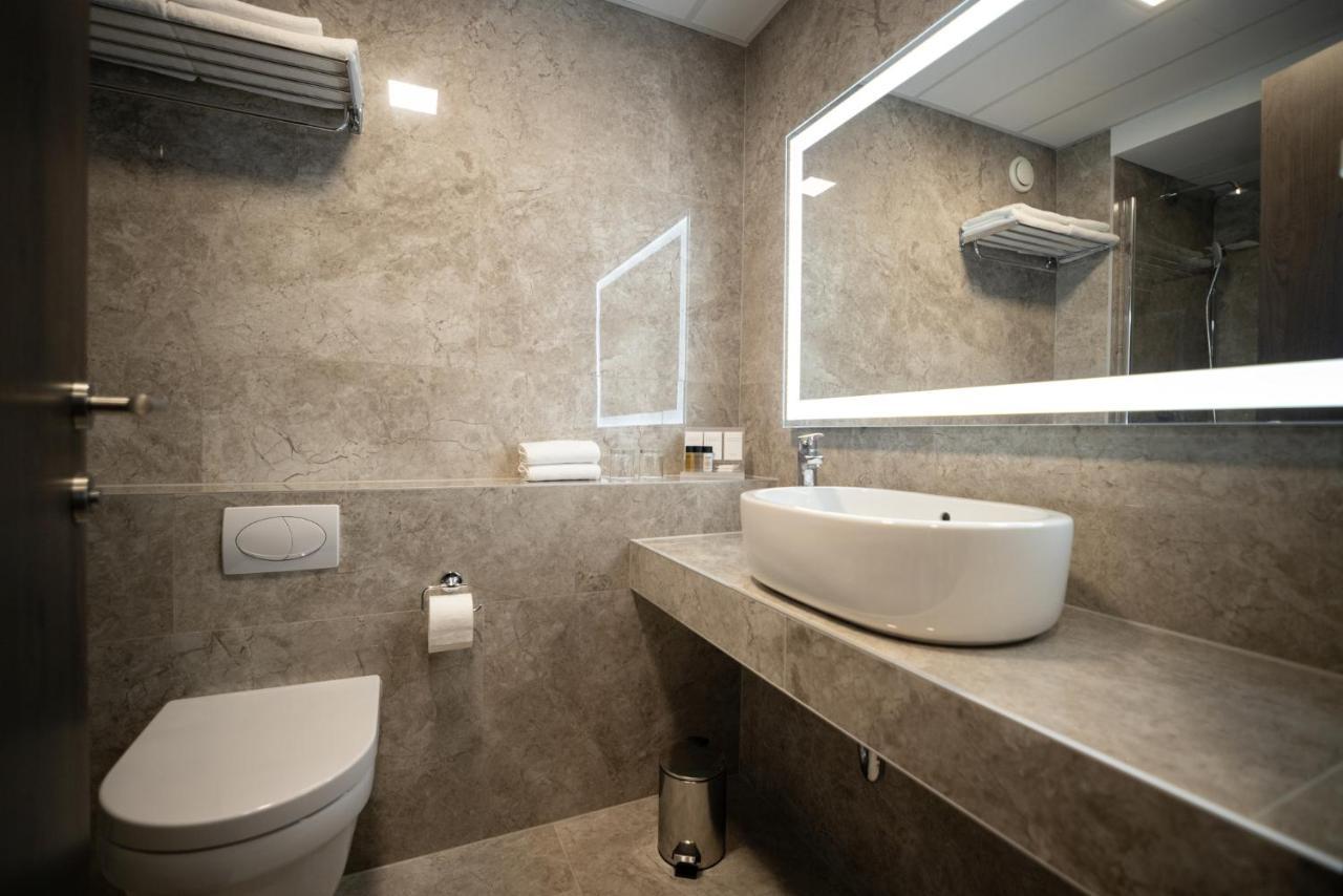 Hotel Osijek Bagian luar foto