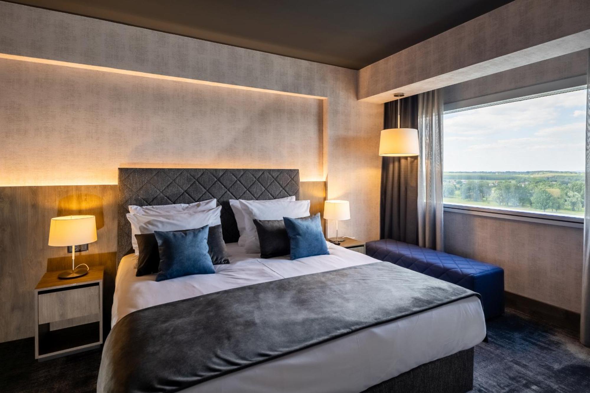 Hotel Osijek Bagian luar foto
