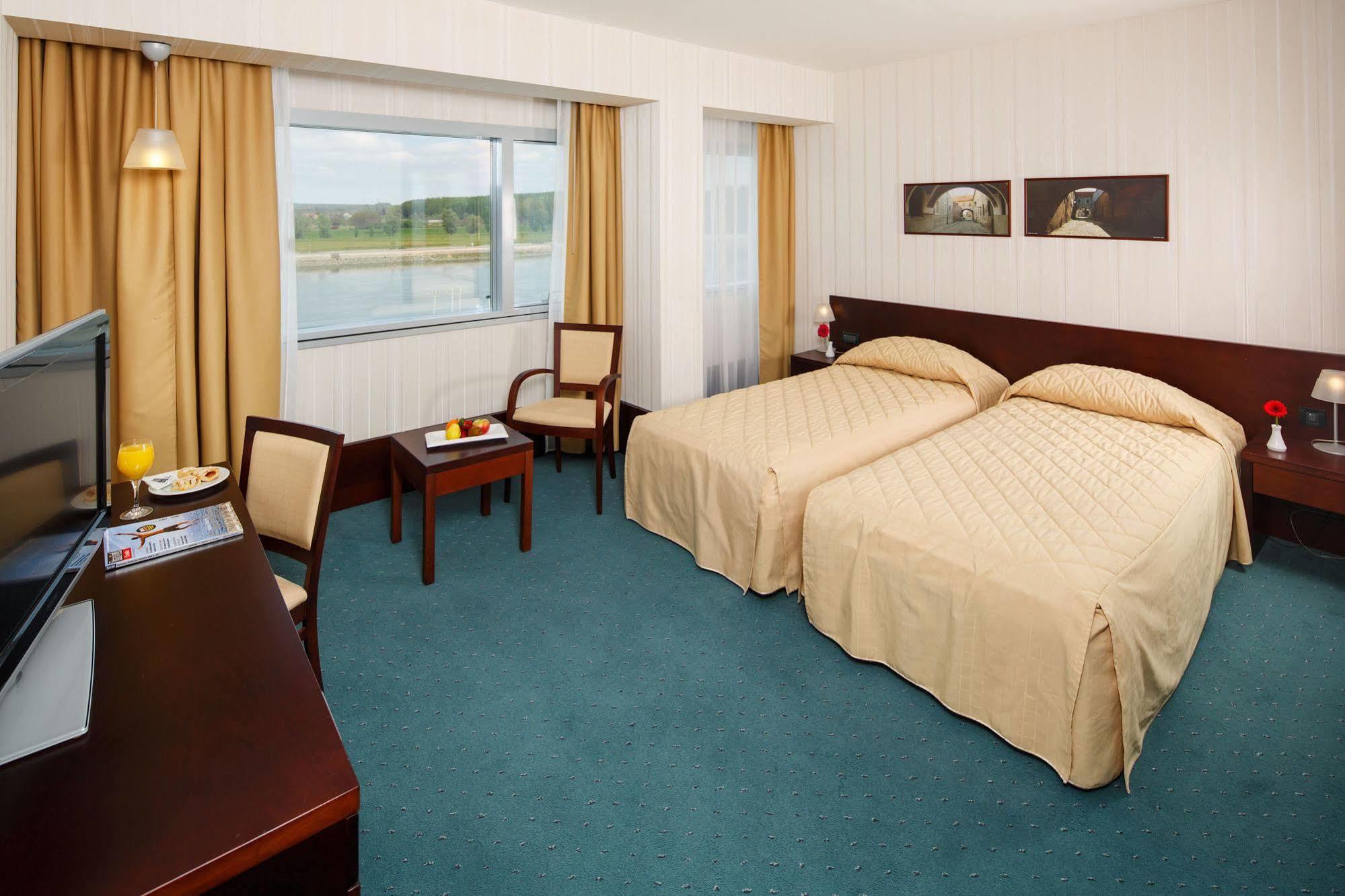 Hotel Osijek Bagian luar foto