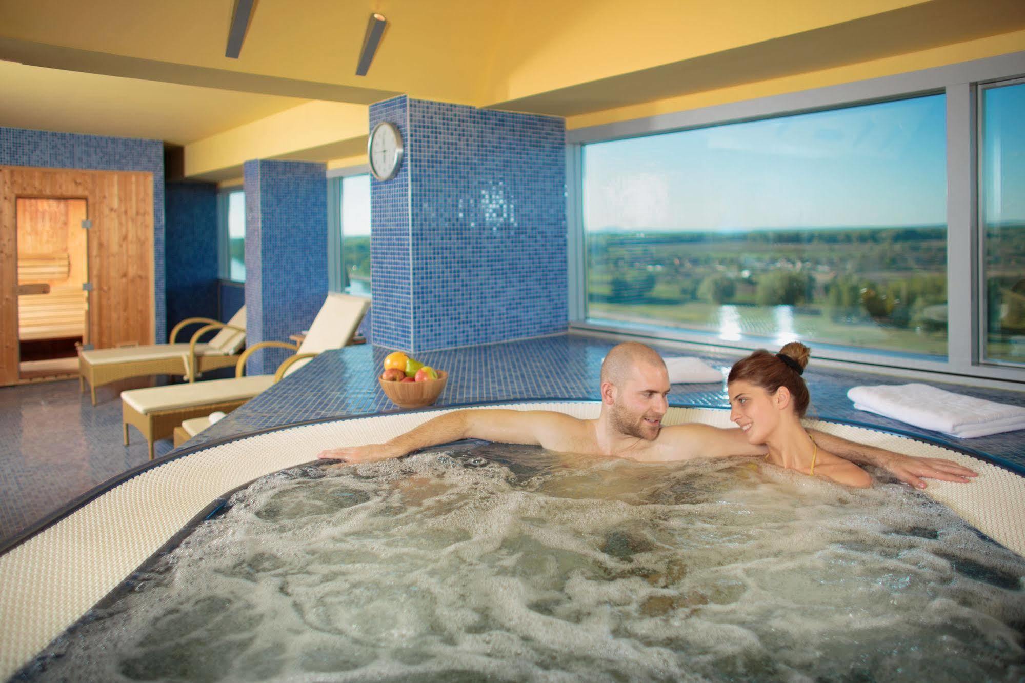 Hotel Osijek Bagian luar foto