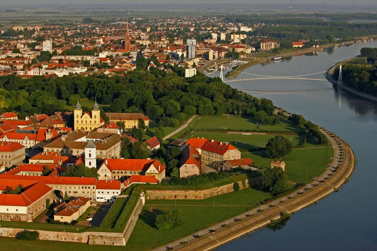 Hotel Osijek Bagian luar foto